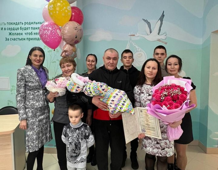 Три сыночка и лапочка-дочка. В зеленодольском ЗАГСе раскрыли секреты  современных молодоженов и родителей