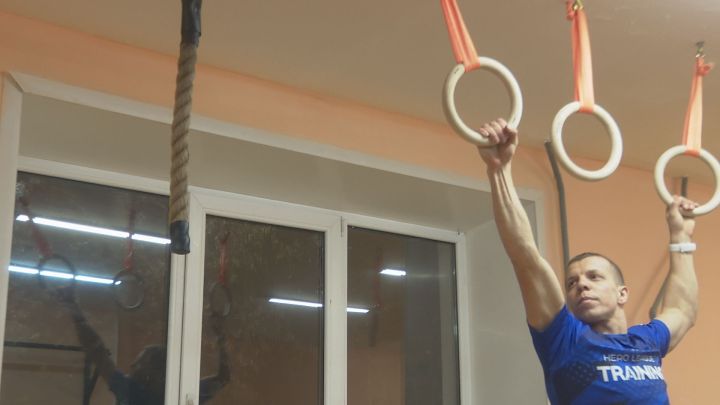 Тренер Константин Сутулов на выигранные в гонках средства оборудовал трассу для «русских ниндзя»