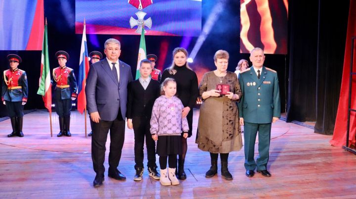 В Зеленодольске семьям бойцов, погибших на СВО, вручили Орден Мужества