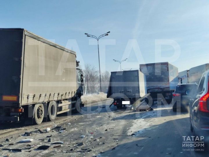 Со стороны Зеленодольска столкнувшиеся грузовики перекрыли въезд в Казань
