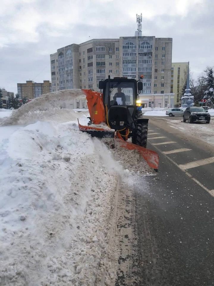 В Зеленодольске продолжаются работы по уборке снега