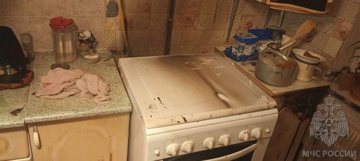 В Зеленодольске мужчина, пытаясь потушить пожар на кухне, серьезно пострадал
