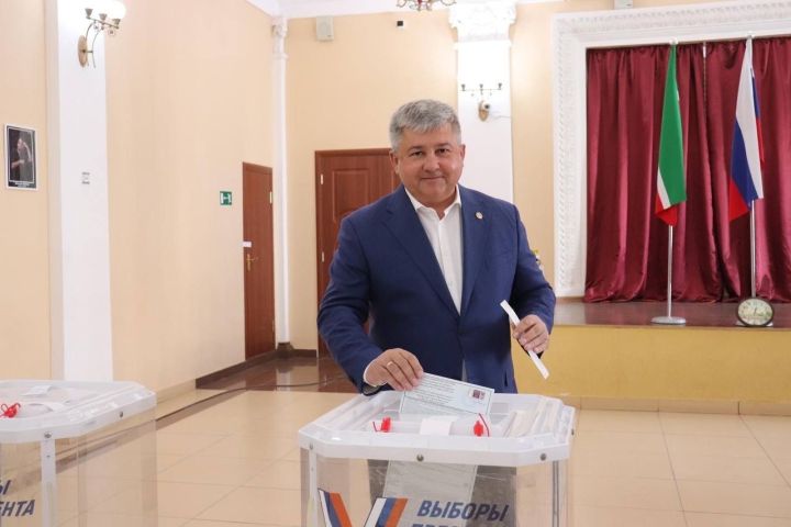 Михаил Афанасьев поздравил с юбилеем члена избирательный комиссии в Зеленодольске