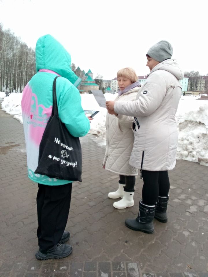 Зеленодольские волонтеры помогают благоустроить город