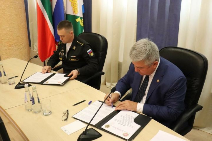 Михаил Афанасьев и командование корабля «Виктор Великий» подписали договор о сотрудничестве