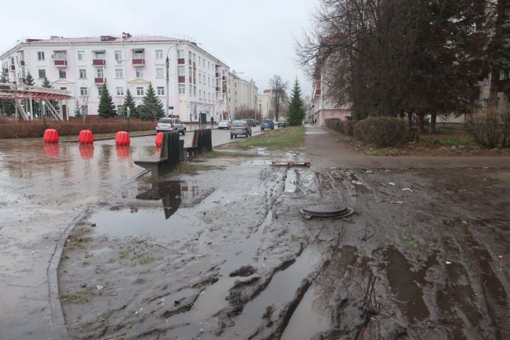 Нам пишут: на Театральной площади бардак