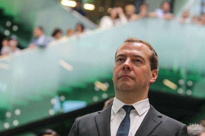 Дмитрий Медведев опубликовал поздравление с Днем весны и труда