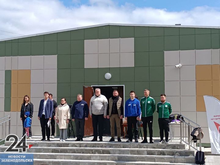 Дружеский матч по мини футболу прошел на спортивной площадке зеленодольской гимназии №5