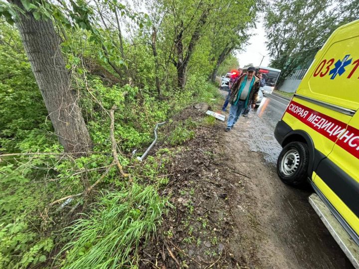 Трагическое ДТП в Зеленодольске: водитель погиб после наезда на дерево