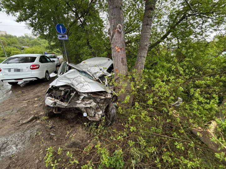 Трагическое ДТП в Зеленодольске: водитель погиб после наезда на дерево