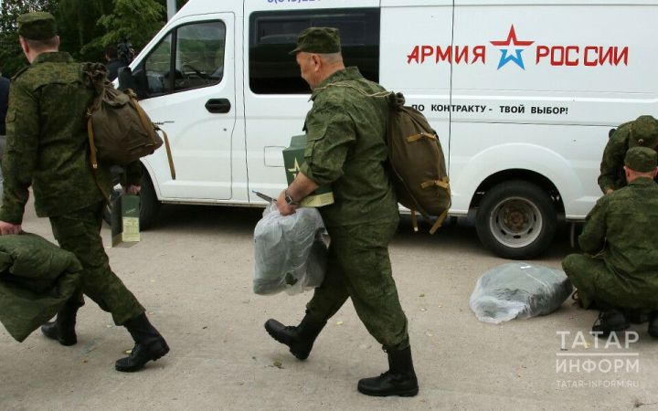 При заключении контракта с Минобороны за военнослужащим сохраняется рабочее место