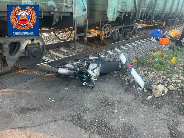 В Арском районе под поезд попали подростки на мотоциклах