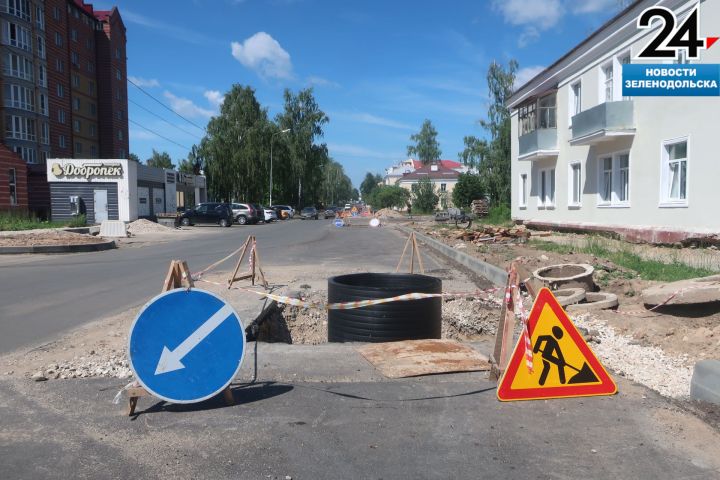 На улице Карла Маркса в Зеленодольске одновременно идёт ремонт дороги и канализационных колодцев
