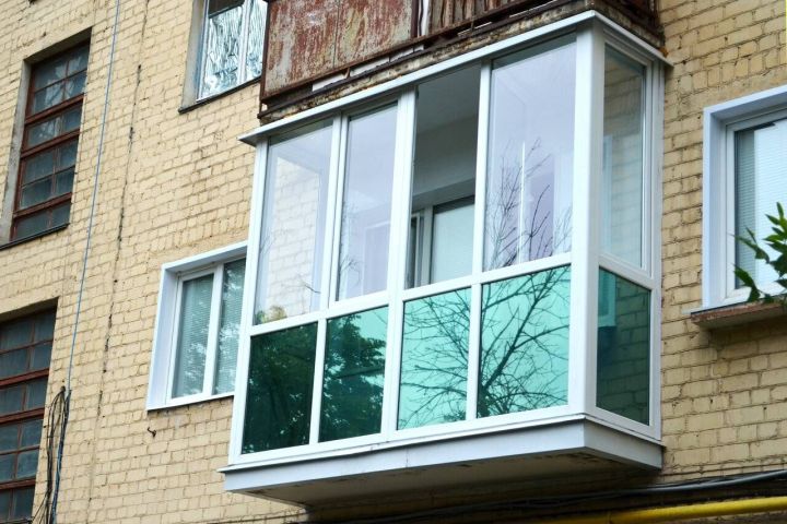 С 1 июля застекленные балконы будут под запретом: их заставят снять и не разрешат сделать заново