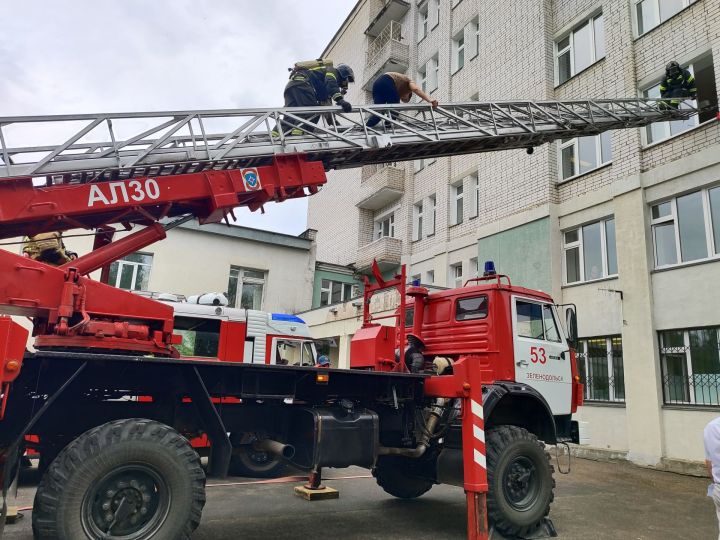 Без дыма и огня: Зеленодольские пожарные провели учения на здании терапевтического корпуса ЦРБ Зеленодольска