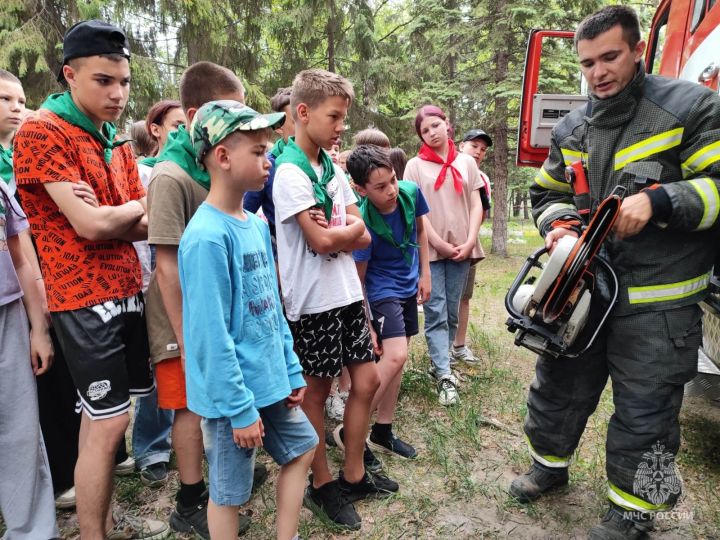 Сотрудники МЧС проводят занятия в загородных детских лагерях