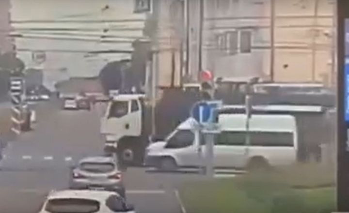 Смертельное ДТП в Казани: самокатчик погиб под грузовиком