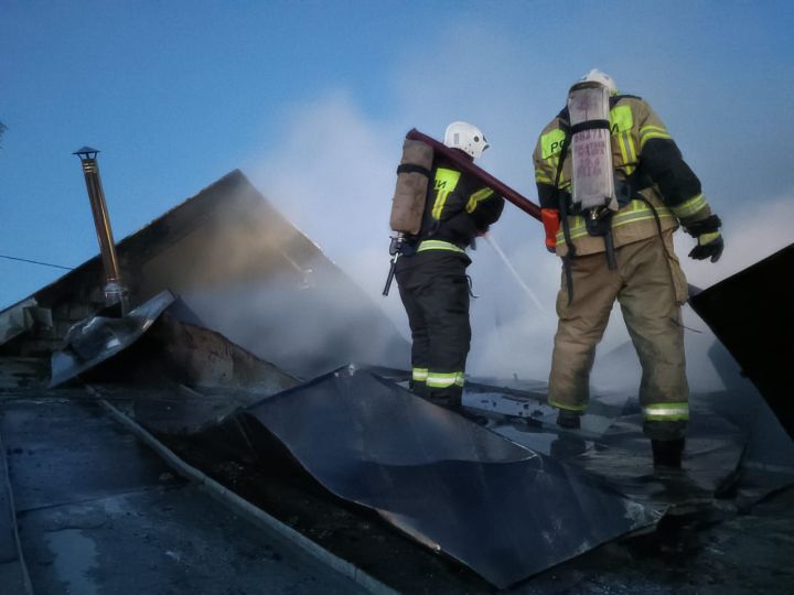 В Зеленодольском микрорайоне Гари произошел пожар в частном доме