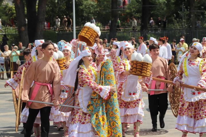 Зеленодольск привез частичку Татарстана в Омск: на Иртыше празднуют Сабантуй!