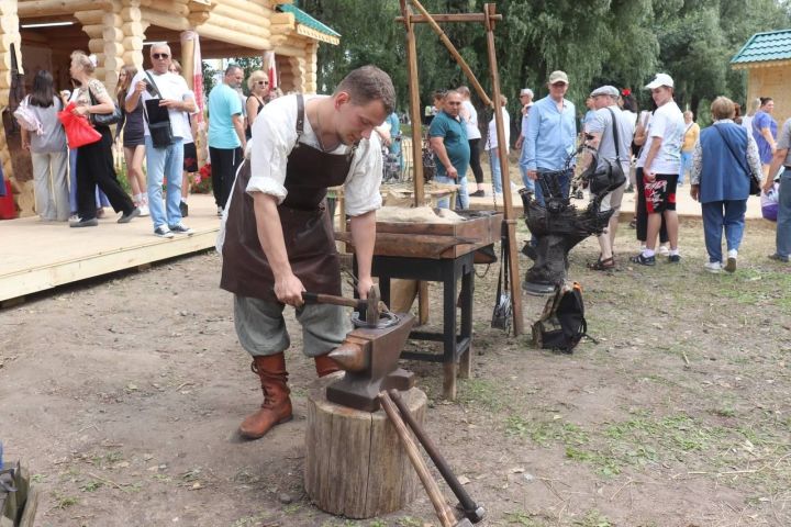 Зеленодольск привез частичку Татарстана в Омск: на Иртыше празднуют Сабантуй!