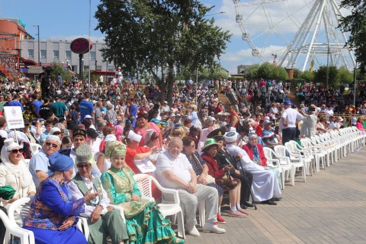 Зеленодольск привез частичку Татарстана в Омск: на Иртыше празднуют Сабантуй!