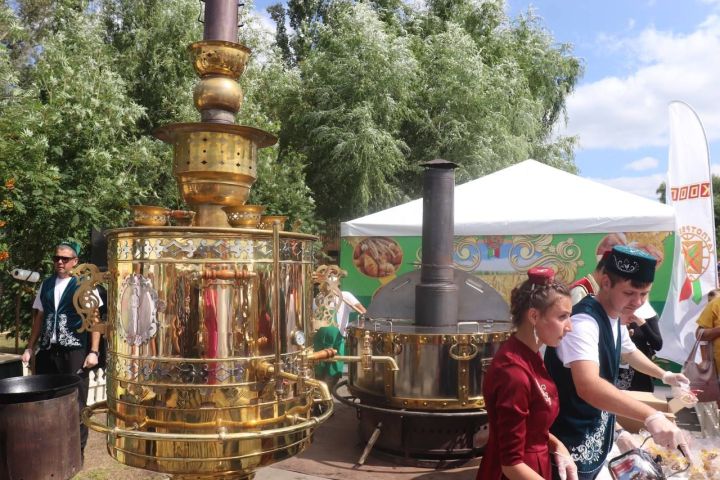 Зеленодольск привез частичку Татарстана в Омск: на Иртыше празднуют Сабантуй!