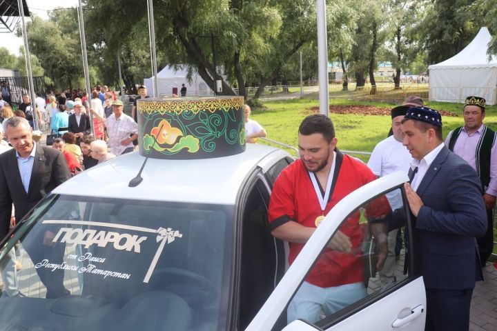 Зеленодольск привез частичку Татарстана в Омск: на Иртыше празднуют Сабантуй!