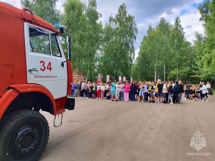 Сотрудники МЧС Зеленодольского района продолжают проводить занятия в детских лагерях