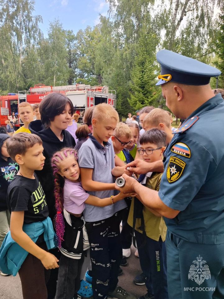 Сотрудники МЧС Зеленодольского района продолжают проводить занятия в детских лагерях