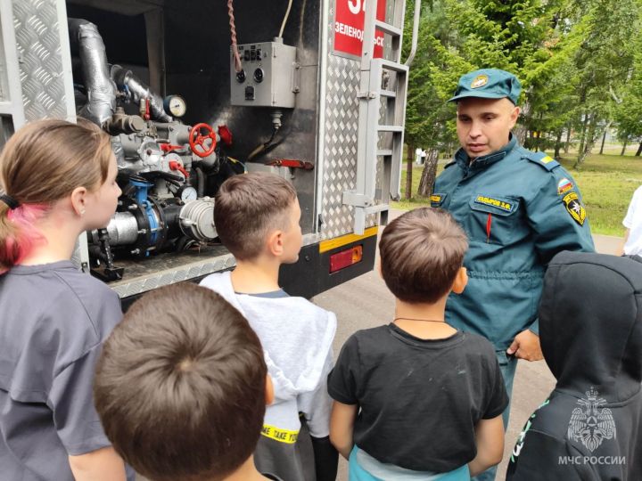 Сотрудники МЧС Зеленодольского района продолжают проводить занятия в детских лагерях