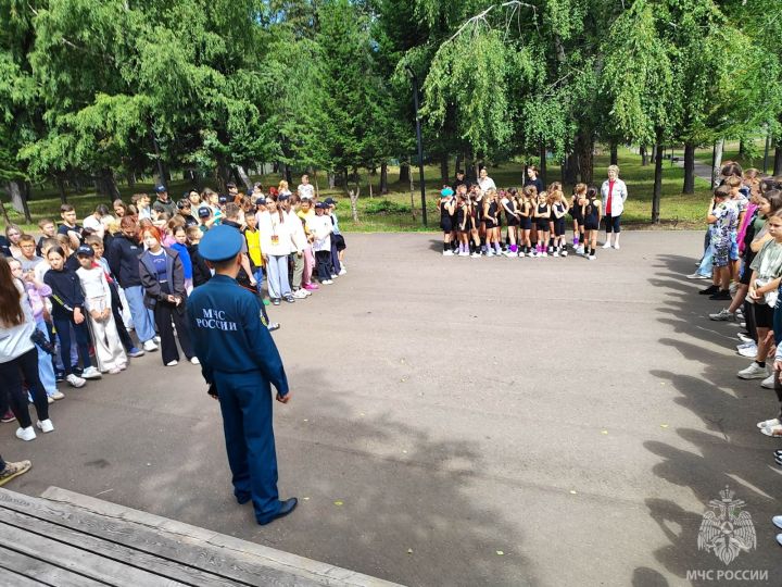 Сотрудники МЧС Зеленодольского района продолжают проводить занятия в детских лагерях