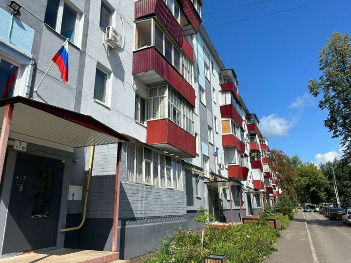 В честь Дня государственного флага, на домах ветеранов СВО в Нижнекамске установили флаги РФ