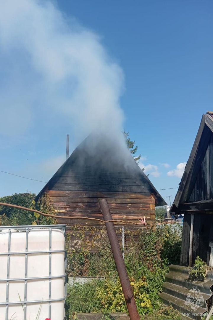 В поселке Нижние Вязовые сгорела баня