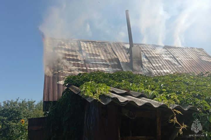 В поселке Нижние Вязовые сгорела баня