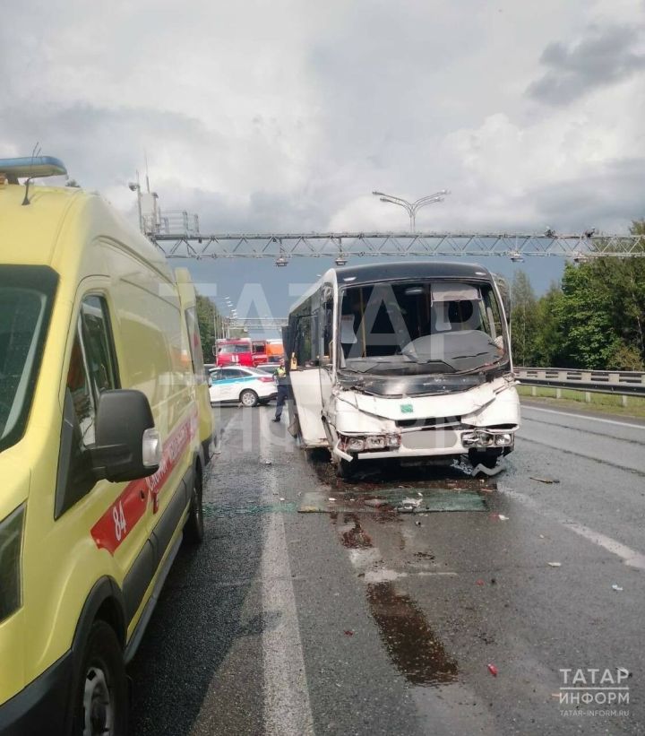 На трассе М7 под Казанью произошло столкновение автобуса с «КамАЗом», среди пострадавших ребенок