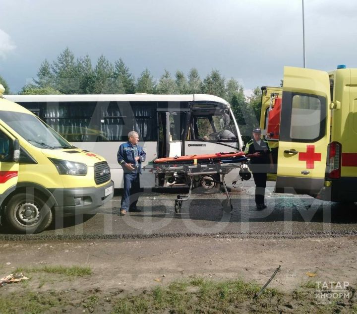 На трассе М7 под Казанью произошло столкновение автобуса с «КамАЗом», среди пострадавших ребенок