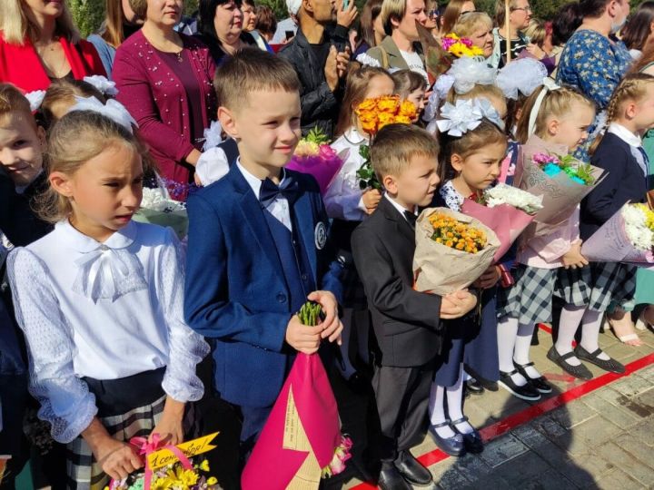 Грядущий учебный год станет нестандартным: дети прыгают от радости