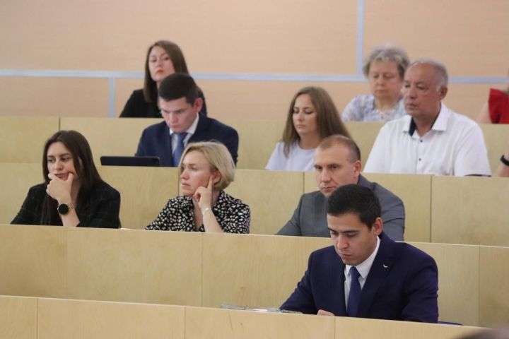 Вопросы благоустройства, правопорядка, туризма и развития района депутаты обсудили на городской сессии