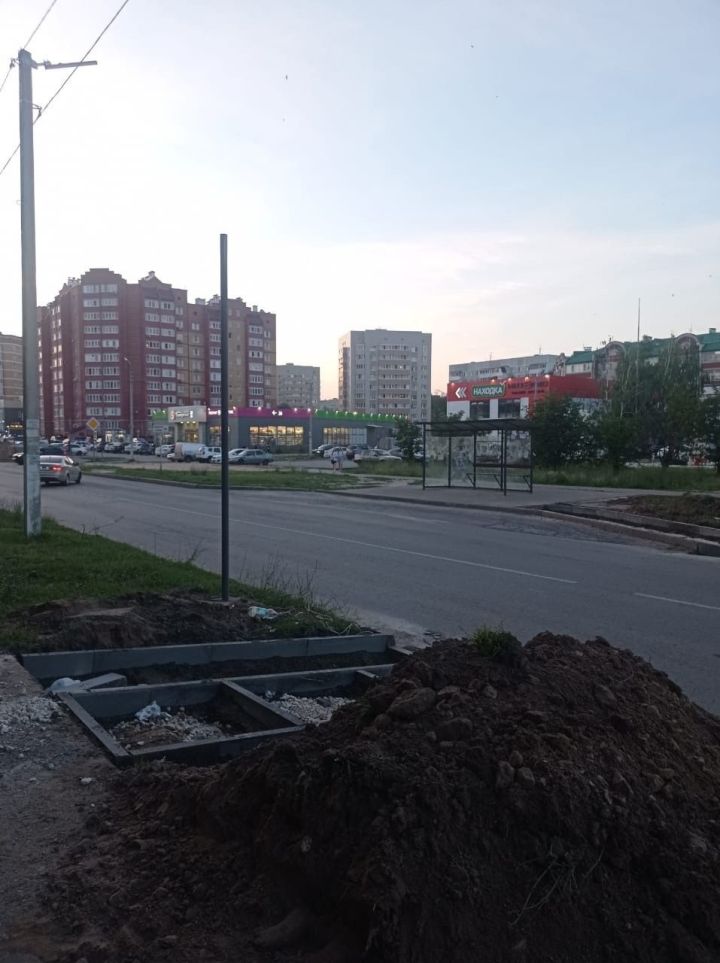 Жители Зеленодольского микрорайона Мирный жалуются на отсутствие лавочек и урн на улицах города