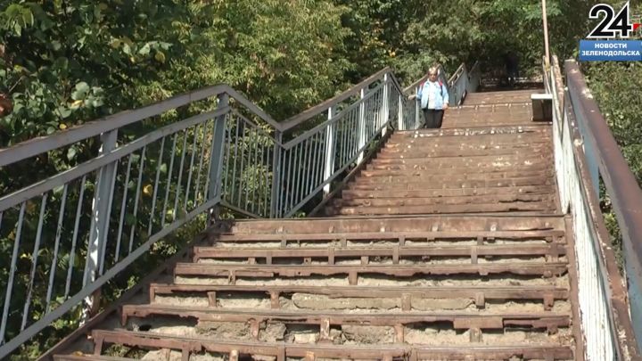 В Зеленодольске начался ремонт старой лестницы, ведущей от Мирного к Зеленому Долу