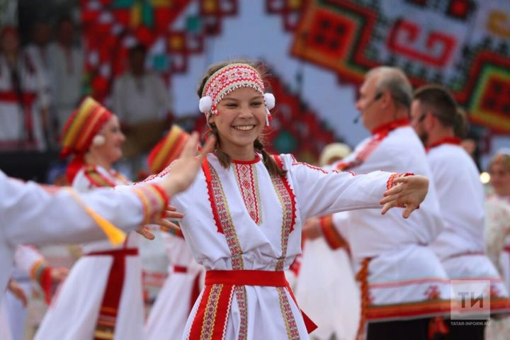 Народный гардероб «ЗП»: Бусы и монетки мордовского костюма