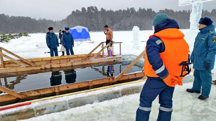 В Зеленодольском районе безопасность Крещенских купаний обеспечивали 300 сотрудников  экстренных и оперативных служб