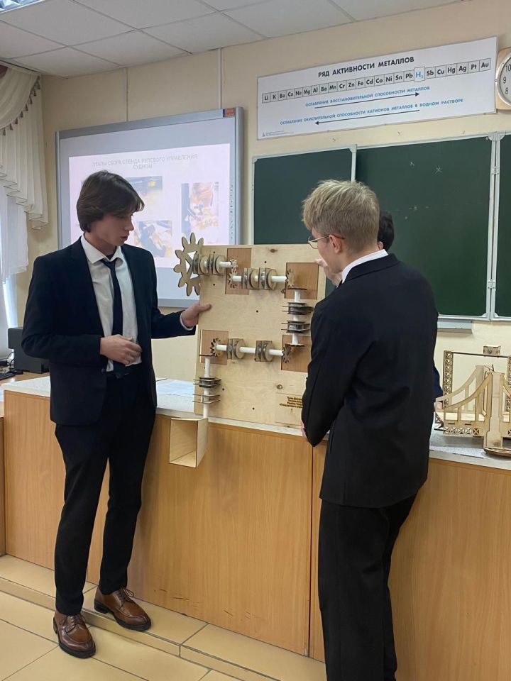 Юные демонстрируют знания в судостроении