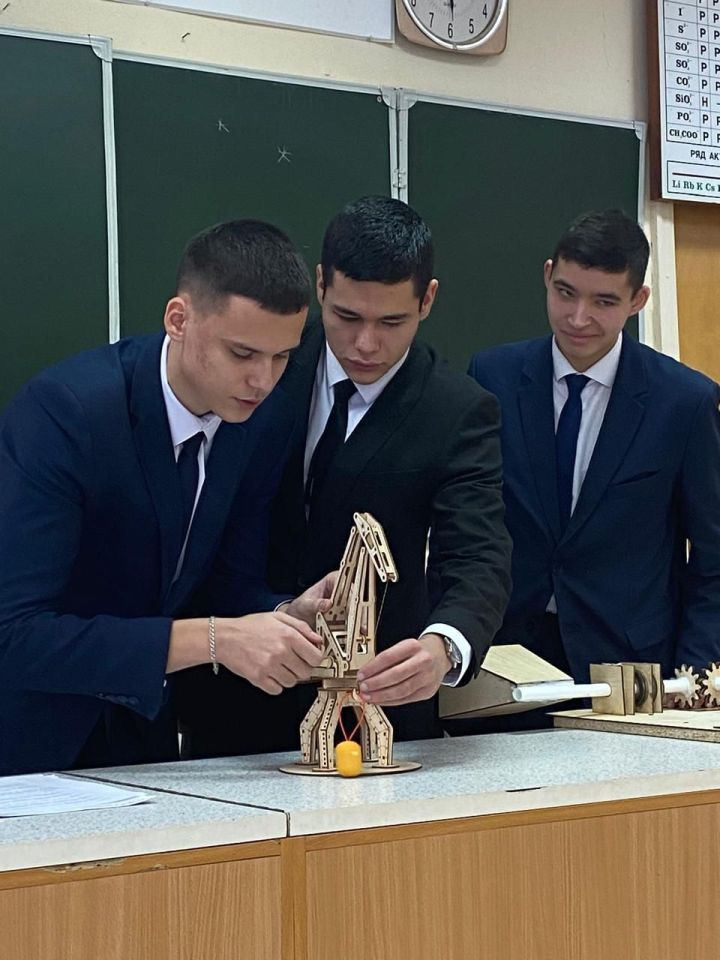 Юные демонстрируют знания в судостроении