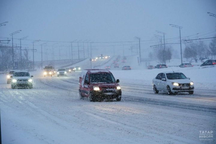 В Татарстане водителей призвали отказаться от дальних поездок из-за метели