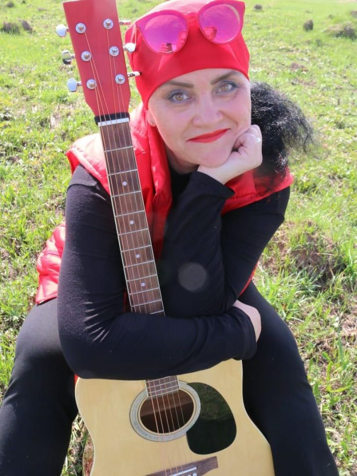 На концерт бардовской песни приглашает Елена Шакирова