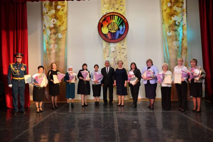 В Зеленодольске накануне профессионального праздника чествовали педагогов