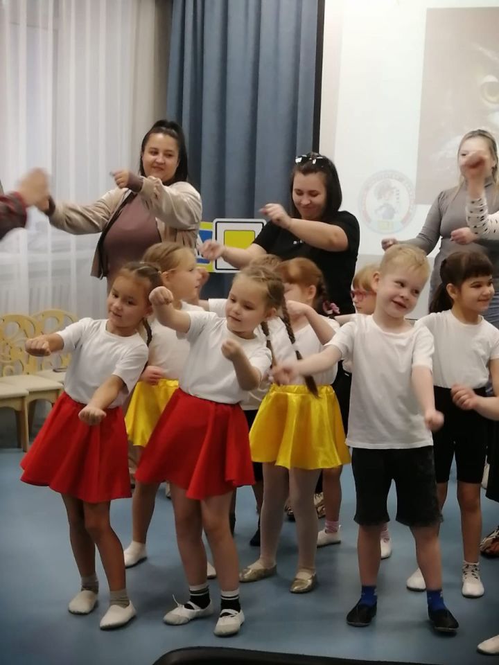 В детском саду № 27 «Журавушка» прошло занятие на тему «О чём говорят дорожные знаки?»