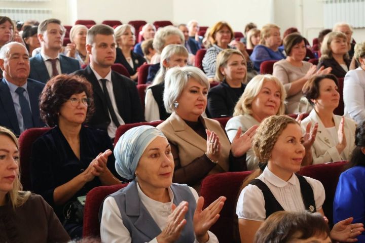В Зеленодольске накануне профессионального праздника чествовали педагогов