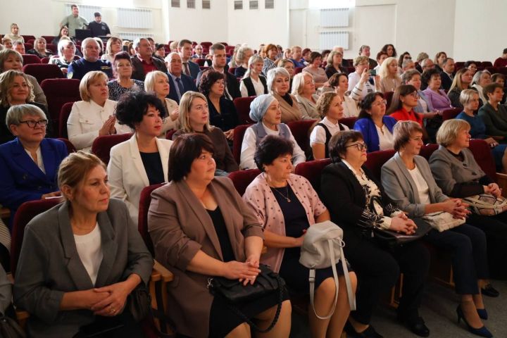 В Зеленодольске накануне профессионального праздника чествовали педагогов